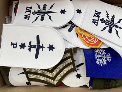 Lot 5012 - Box of military cloth badges approx 70