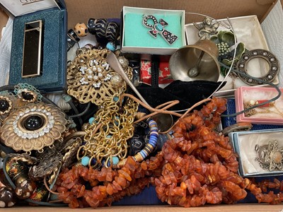 Lot 42 - Group of vintage costume jewellery and bijouterie