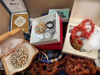 Lot 42 - Group of vintage costume jewellery and bijouterie
