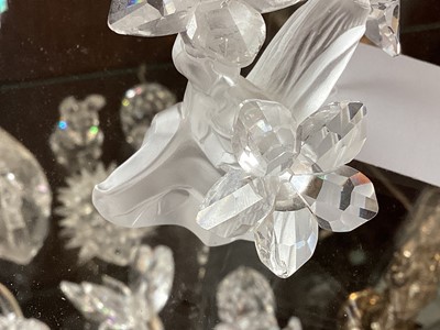 Lot 5051 - Swarovski kingfisher together with a Swarovski Parrot and a hummingbird