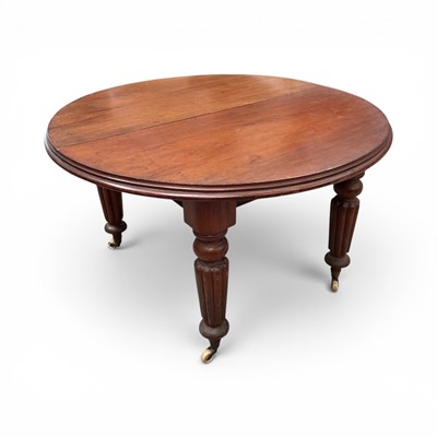 Lot 1481 - Victorian mahogany dining table with one additional leaf