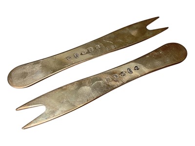 Lot 138 - Pair of contemporary silver chip forks (Sheffield 2001), 9.5cm