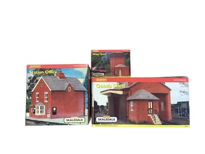 Lot 1761 - Hornby OO Gauge Skaledale buildings, including Goods Shed, Station Office, Water Tower, accessories and track (3 boxes).