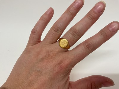 Lot 77 - 18ct gold signet ring with engraved monogram (Birmingham 1919), size O½