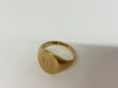 Lot 78 - 18ct gold signet ring with engraved monogram (Birmingham 1960), size M