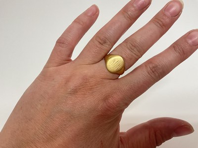 Lot 78 - 18ct gold signet ring with engraved monogram (Birmingham 1960), size M