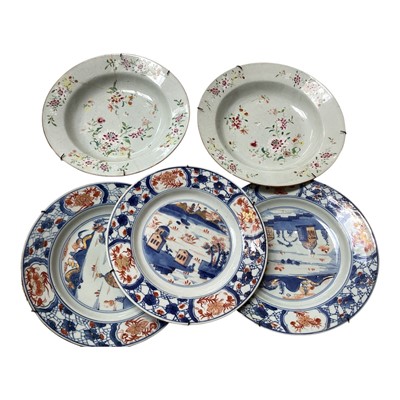 Lot 5130 - Set of three 18th century Chinese Imari porcelain plates, and two famille rose dishes (5)