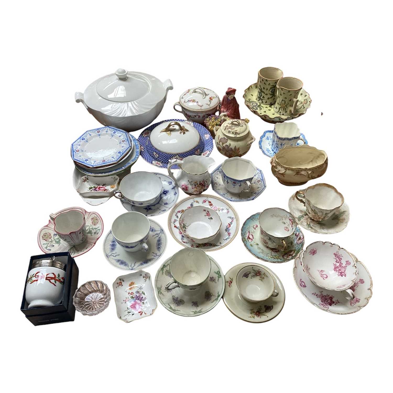 Lot 5131 - Group of ceramics, mostly tea cups and saucers, including Royal Copenhagen, Minton, Royal Worcester, Royal Crown Derby, etc