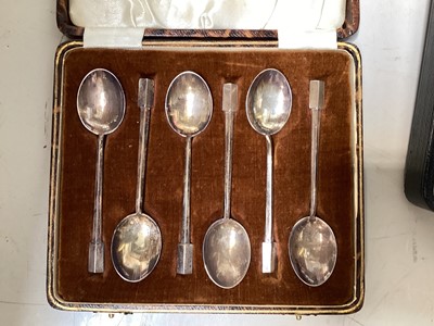Lot 5133 - Cased sterling silver cruet set, together with two cased sets of silver teaspoons