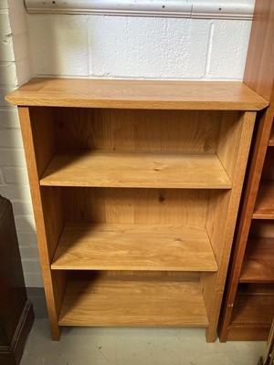 Lot 5310 - Contemporary light oak bookcase