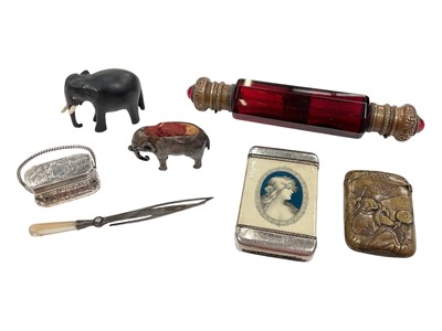 Lot 185 - Georgian silver vinaigrette, novelty white metal miniature elephant pin cushion and other items