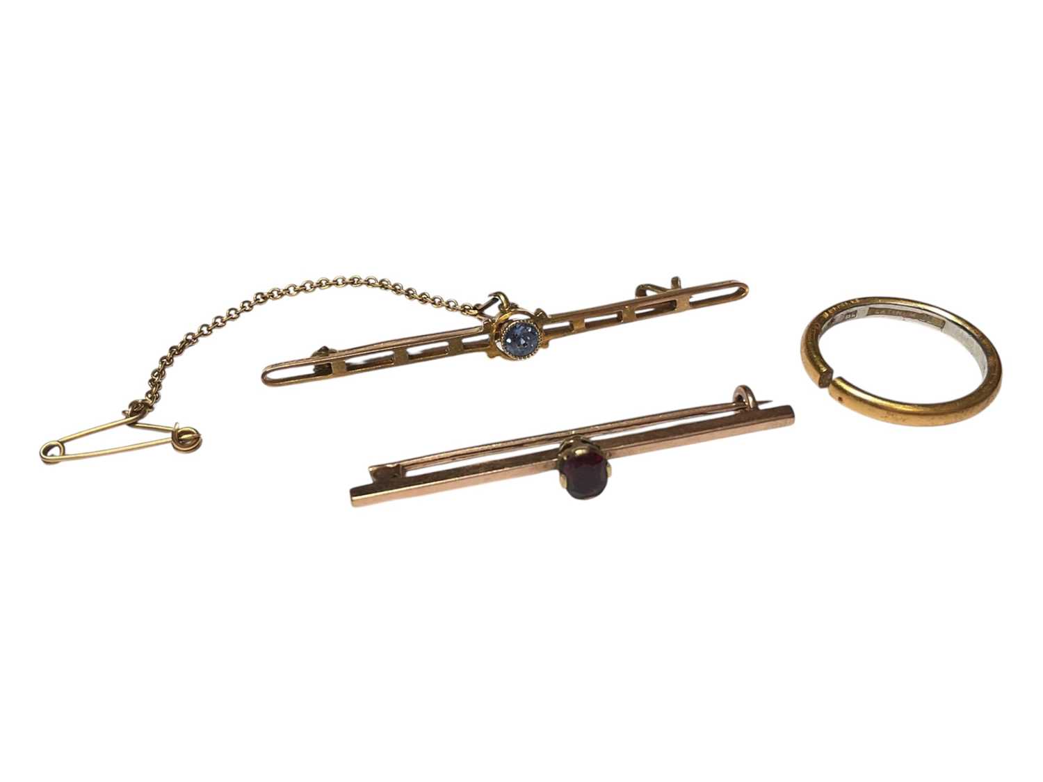 Lot 55 - Two 9ct gold / yellow metal gem set bar brooches and a 22ct gold and platinum wedding ring (3)