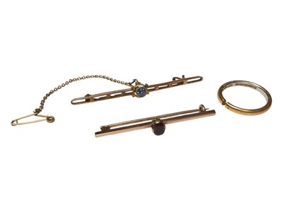 Lot 55 - Two 9ct gold / yellow metal gem set bar brooches and a 22ct gold and platinum wedding ring (3)
