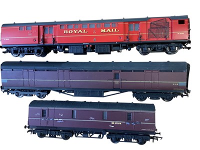 Lot Railway OO Gauge Royal Mail coach W80305, BR crimson Restaurant Cars E1961 & M291M, six brown & cream carriages and other baggage coaches (17)