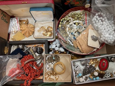 Lot 86 - Group of vintage costume jewellery including antique coral necklaces, simulated pearls, 1920s silver cased ladies' wristwatch and bijouterie (1 box)
