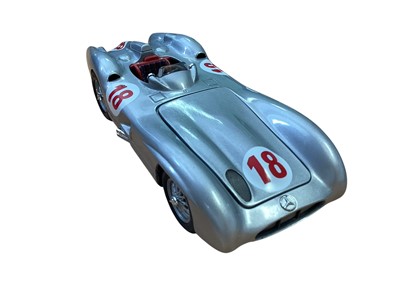 Lot 1889 - Franklin Mint 1:24 scale precision diecast model 1954 Mercedes Benz W 196 R Racer, with original packaging (not sealed) (1)