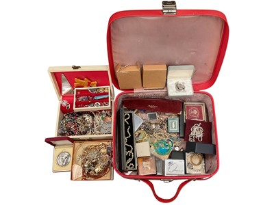 Lot 99 - Group of costume jewellery and bijouterie within a red vanity case