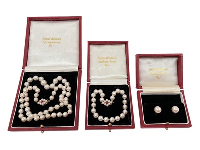 Lot 102 - Cultured pearl single string necklace with a 9ct gold seed pearl and pink stone clasp, together with a matching bracelet and a pair of cultured pearl stud earrings
