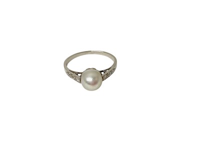 Lot 103 - Pearl and diamond ring