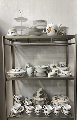 Lot 5073 - Royal Worcester Evesham dinner service to include teacups and saucers, cake stand, teapot, gravy boats etc