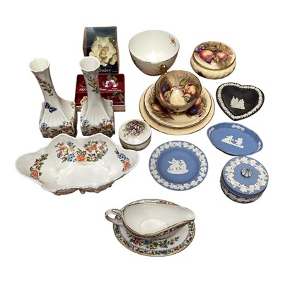 Lot 5046 - Aynsley porcelain trio, powder bowl and sundry porcelain including a pair of vases, dish, Worcester pot, floral place name holders and Wedgwood dishes