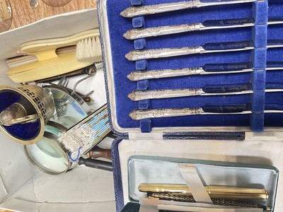 Lot 5049 - Miscellaneous group of items to include a Parker Sonnet gold plated fountain pen, a set of six silver handled tea knives in case, three magnifying glasses and sundries
