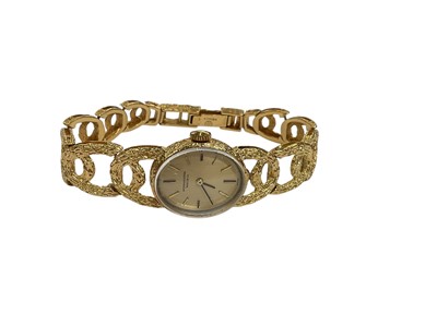 Lot 211 - 18ct gold International Watch Co ladies' wristwatch with an oval dial, 20mm x 16mm, on integral 18ct gold link bracelet, 16cm overall length