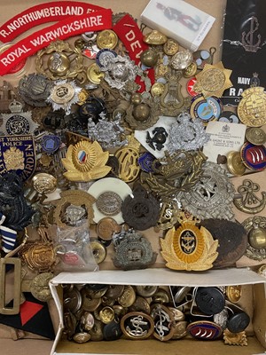 Lot 752 - Collection of Victorian and later cap badges, buttons Militaria to include Victorian Suffolk Regiment cap badge, Second World War Wartime economy Royal Engineers badge and others.