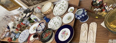 Lot 5129 - Large group of ceramics to include a Royal Worcester blushed ivory fruit bowl (chipped), Royal Worcester Sabrina porcelain vase, Chinese porcelain hawthorn pattern ginger jar, Wedgwood Wild Stra...