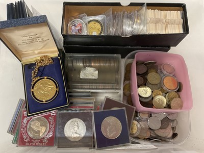 Lot 512 - World - Mixed coinage to include G.B. Cupro-Nickel Crowns, kiloware & other issues (Qty)