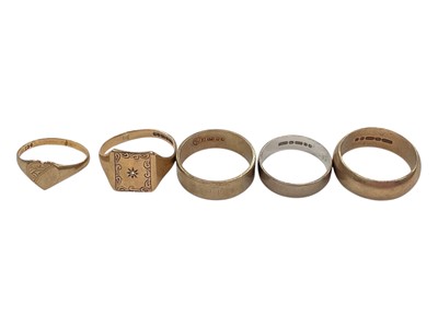 Lot 950 - Five 9ct gold rings to include two signet rings and three wedding rings