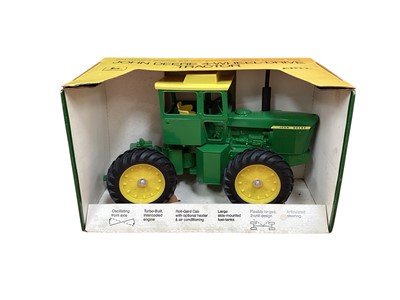 Lot 1962 - ERTL (c1970's) John Deere 7520 1:16 Scale Diecast Model 4-Wheel Drive Tractor No.510, Baler No.585 and Spreader No.534, all boxed (3).