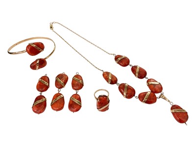 Lot 239 - Suite of red jasper jewellery in 9ct gold mounts