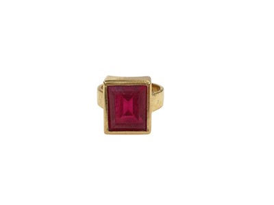 Lot 1020 - Synthetic red stone cocktail ring in yellow metal setting, stamped 750, size L½