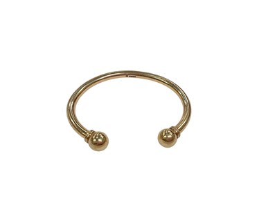Lot 281 - 9ct gold torque bangle with ball terminals (Sheffield 1998)