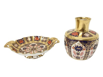 Lot 2293 - Royal Crown Derby Imari dish together with a vase, both pattern number 1128