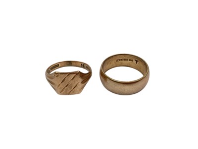 Lot 904 - 9ct gold signet ring and 9ct gold thick band wedding ring (2)