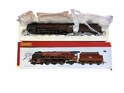 Lot Hornby OO Gauge 4-6-2 BR maroon (weathered) Duchess Class City of Nottingham tender locomotive 46251, boxed R2383 and 4-6-2 BR lined green Standard Class 7P6F Britainia tender lcomotive 70000, bo...