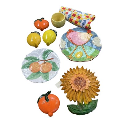 Lot 5005 - Sundry decorative items, including a 'chicken and egg' plate, ceramic fruit wall hangings, etc