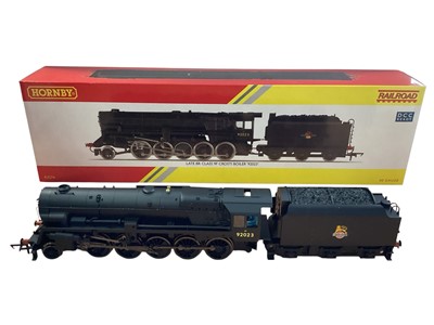 Lot Hornby OO Gauge BR black 2-10-0 Class 9F Crosti Boiler tender locomotive 92023 ~ R3274 and BR black early emblem 4-6-0 Class 75000 tender locomotive 75005 ~ R2714, both with boxes (previously...