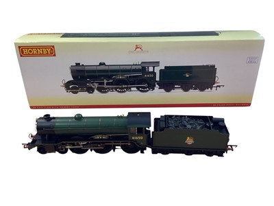 Lot Hornby OO Gauge BR lined green early emblem 4-6-0 Class B17/6 Grimsby Town tender locomotive 61650 ~ R2922 and BR BR lined green early emblem 4-6-0 Class B17/1 Thorpe Hall tender locomotive 6163...