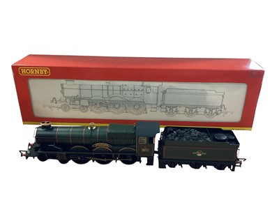 Lot Hornby OO Gauge BR lined green 4-6-0 Castle Class Spitfire tender locomotive 5071 ~ R2318 and BR lined green early emblem 4-6-0 Star Class Glastonbury Abbey tender locomotive 4061 ~ R3167, both...