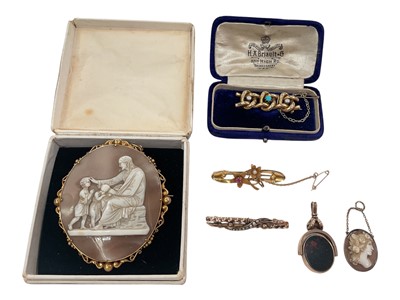 Lot 981 - Group of Edwardian gold jewellery