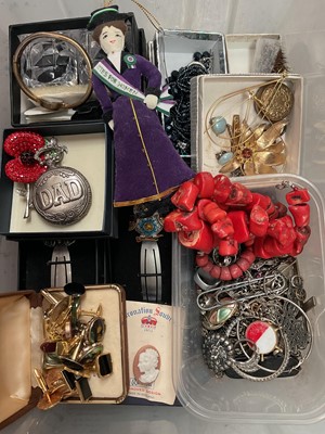 Lot 933 - Box of costume jewellery inlcuding a coral bead necklace, various cufflinks and bijouterie
