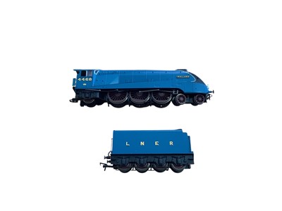 Lot Hornby 00 Gauge LNER blue 4-6-2 Class A4 Sir Nigel Gresley Mallard tender locomotive 4468 & LNER lined green 4-6-2 Class A3 Humorist tender locomotive 2751, both unboxed (previously displaye...
