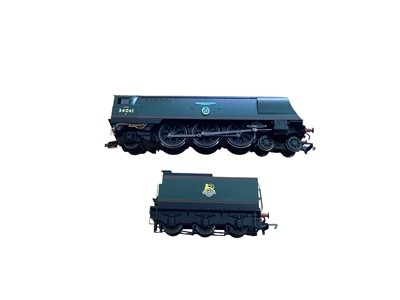 Lot Hornby OO Gauge BR green early emblem 4-6-2 Battle of Britain Class 73 Squadron tender locomotive 34061 & BR green early emblem 4-6-2 Battle of Britain Class Boscastle tender locomotive 340...