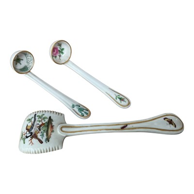 Lot 127 - 18th/19th century German porcelain butter curler, possibly Meissen, together with two Meissen salt spoons