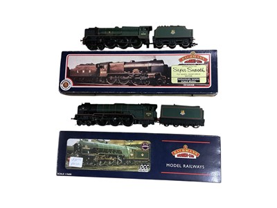 Lot Bachmann OO Gauge BR lined green early emblem 4-6-2 Class A1 Great Central riveted tender locomotive 60156, with box 32-556 and BR lined green 4-6-0 Royal Scot Class The Manchester Regiment tender...