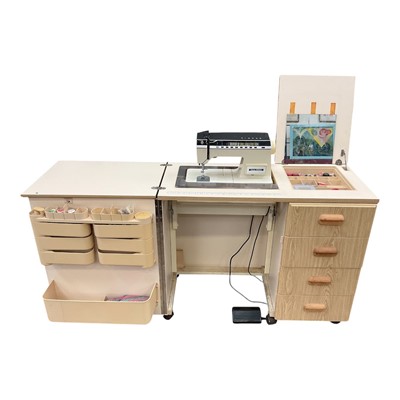 Lot 7 - Horn sewing machine cabinet with Singer Futura sewing machine and accessories.