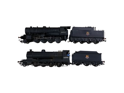 Lot Bachmann OO Gauge BR black early emblem (weathered) 2-8-0 Class WD Austerity 8-wheel tender locomotive 90732, BR black early emblem 2-8-0 Robinson Class 04 tender locomotive 63598, both boxed (p...